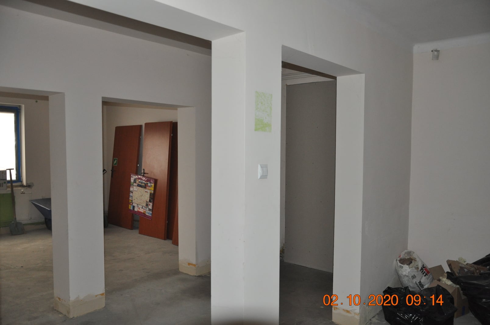 Zdjęcie przedstawia wnętrze remontowanego pomieszczenia dla Klubu Senior+
